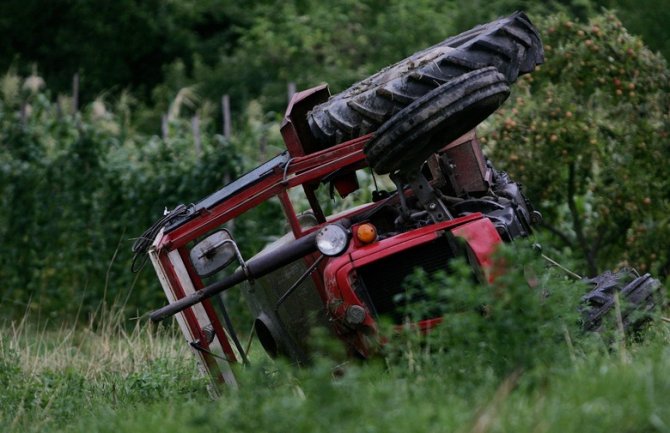 Prevrnuo se traktor, stradao Pljevljak