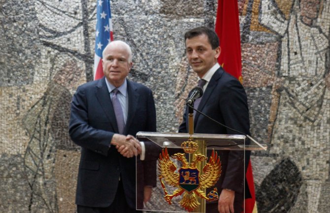 Mekejn u CG: Ovdje sam jer ponašanje Rusije nije prihvatljivo, važno je da obezbijedimo stabilnost