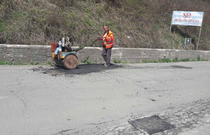 Oštra zima uništila bjelopoljske puteve, sanacija počela juče