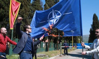 Milačić saslušan zbog paljenja NATO zastave:Plava krpa doletjela iz pravca Vlade