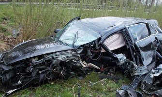 U stravičnom udesu slupao Poršea, policija ostala u čudu kad ga je našla pored automobila