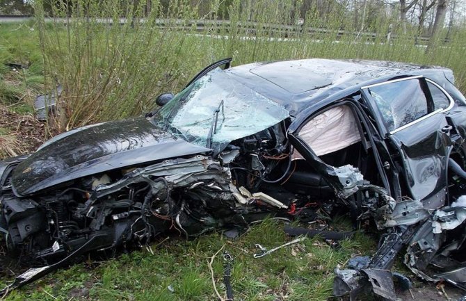 U stravičnom udesu slupao Poršea, policija ostala u čudu kad ga je našla pored automobila