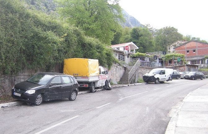 Saobraćajni udes u Dobroti, oštećeno više vozila