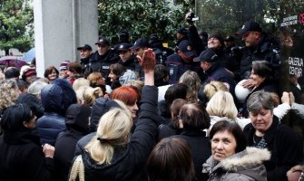 Naknade neustavne, majke pokušale da uđu u Ustavni sud(FOTO)
