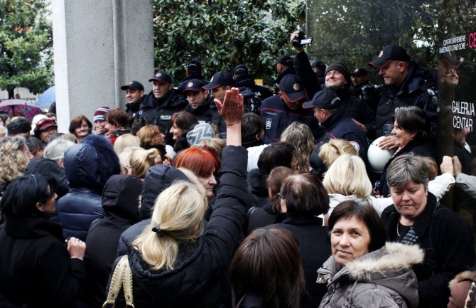 Naknade neustavne, majke pokušale da uđu u Ustavni sud(FOTO)