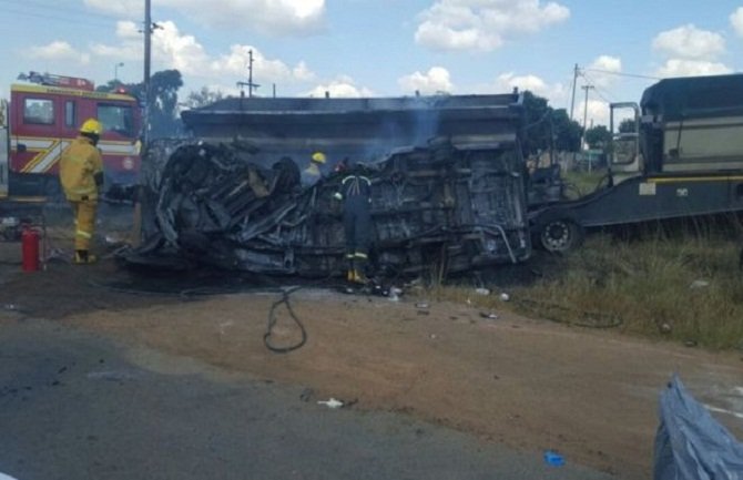 20 djece stradalo u sudaru kamiona i minibusa