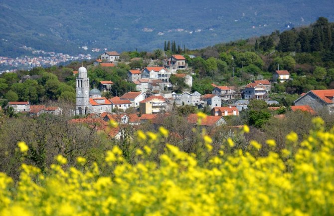 Parkovske klupe na vidikovcima u Radovićima