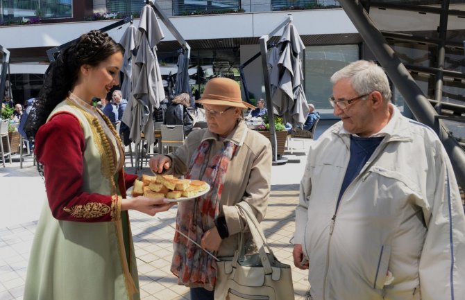 Mlade Podgoričanke služile patišpanj(FOTO)