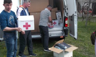 Crveni krst donirao porodici Moračanin iz Bijelog Polja krevete, posteljinu, hranu...