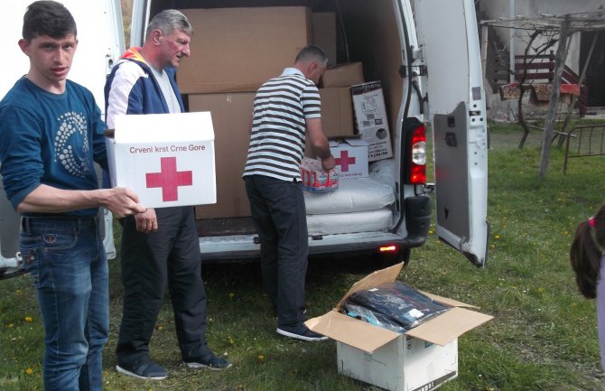 Crveni krst donirao porodici Moračanin iz Bijelog Polja krevete, posteljinu, hranu...