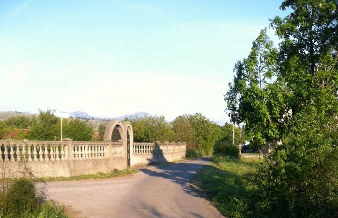 Tološi: Zbog mraka špricevi i smeće u dvorištima kuća, rasvjeta za podobne