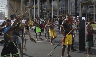 Brazilska policija bacila suzavac,  Indijanci odgovorili kopljima