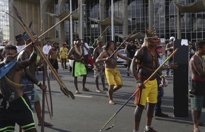 Brazilska policija bacila suzavac,  Indijanci odgovorili kopljima