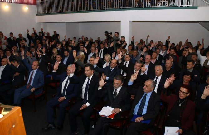 Usvojena odluka o raspisivanju referenduma o NATOu