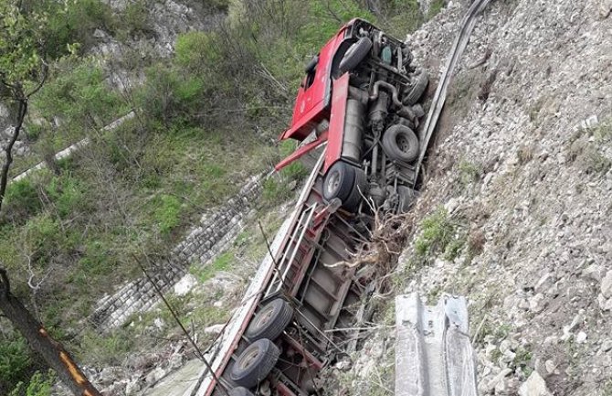 BIH: Na kamionu pukla guma, udario u golf II pa sletio u provaliju(FOTO)