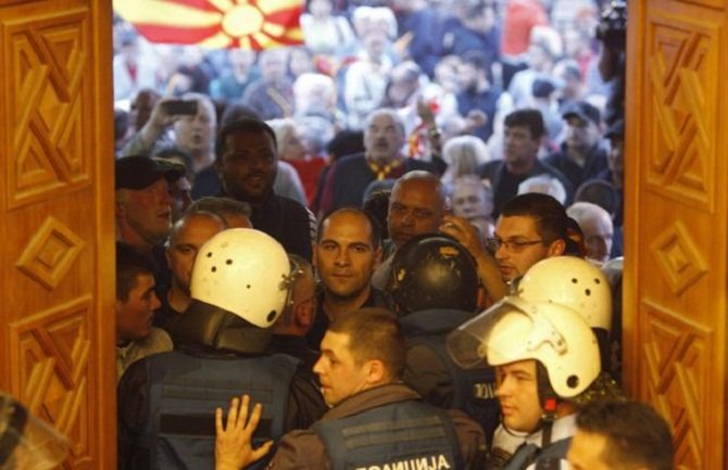 Haos na ulicama Makedonije, šok bombe i krvave glave (VIDEO)