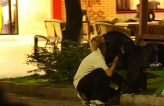 Blud u centru grada: Stariji par nije mogao da se kontroliše, intervenisala policija(VIDEO)