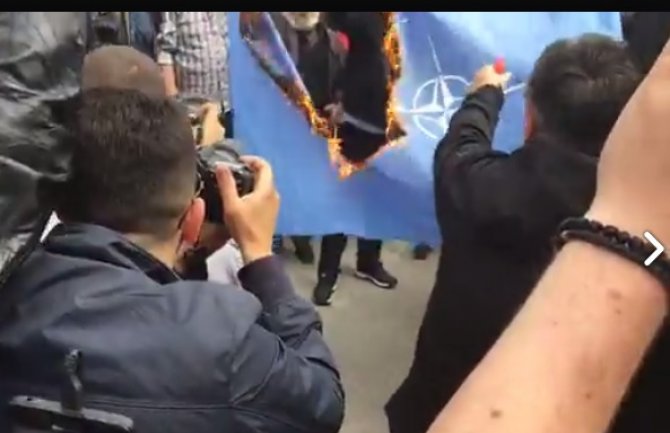 Zapaljena zastava NATO-a na Cetinju: Vazda bilo kukolja u Crnoj Gori, ali nikad kao danas