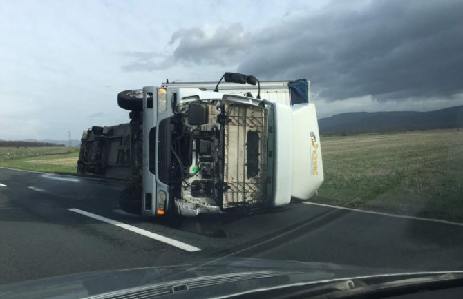 Vjetar u BIH prevrtao kamione!(FOTO)