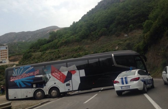 Budva: Zaglavio se poljski autobus i blokirao saobraćaj