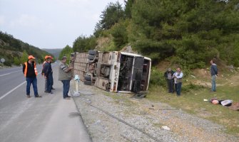 Tri navijača povrijeđena u prevrtanju autobusa(FOTO)