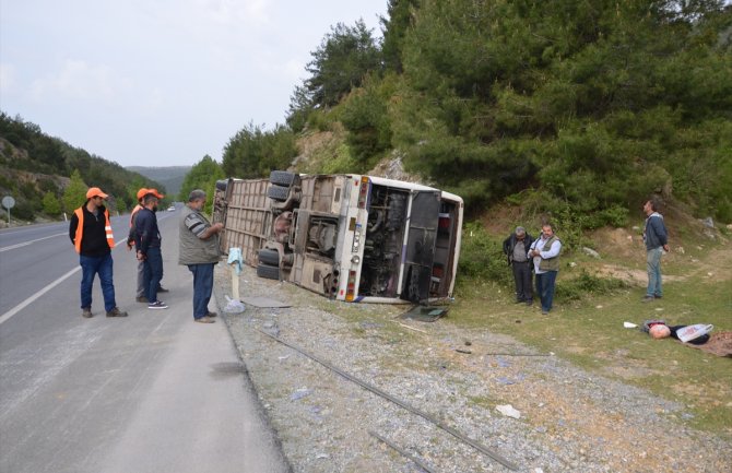 Tri navijača povrijeđena u prevrtanju autobusa(FOTO)