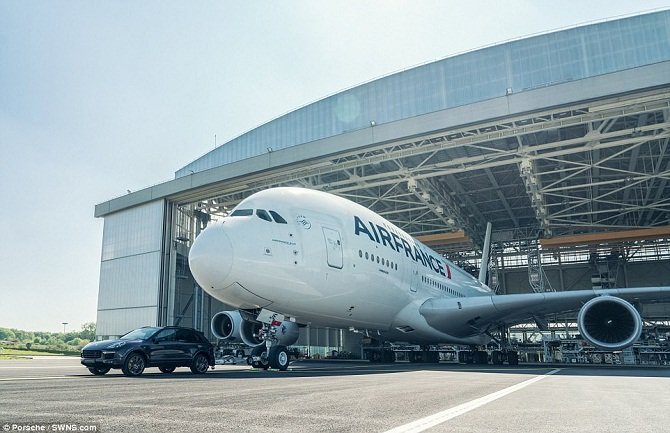 Pogledajte kako je „Porše kajen“ povukao avion težak 285 tona! (VIDEO)