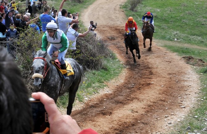 Održan vašar “Komaranska košija”: Konjičke trke pratilo oko 6 hiljada ljudi(FOTO)