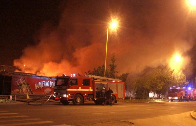 Tuzla: U požaru izgorjela  pijaca, vlasnici štandova očajni