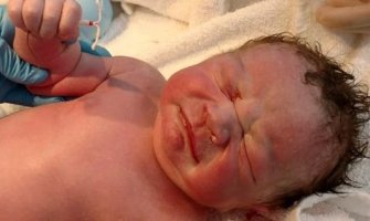 Slika novorođene bebe oduševila planetu: Došao na svijet držeći u ruci kontraceptivnu spiralu