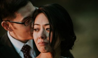 Ova fotogradija mladenaca je dirnula cijeli svijet: Evo šta stoji iza nje