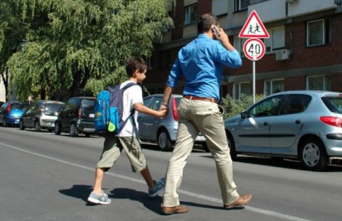 Djeca tek sa 14 godina mogu sama preko ulice