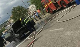 Podgorica: Automobil izgorio, vatrogasna spriječila štetu po okolinu