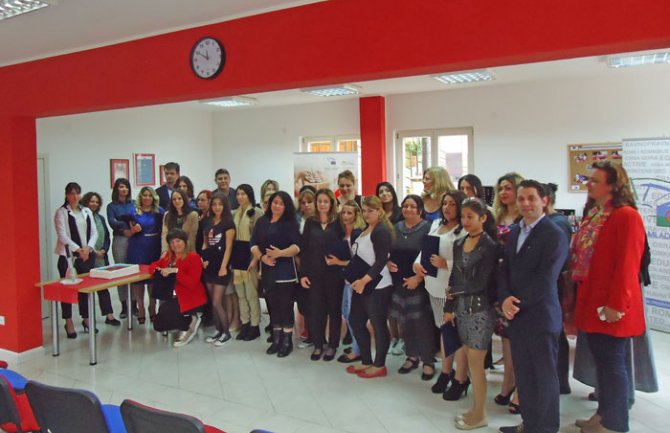 Dodijeljeni sertifikati za 26 dugotrajno nezaposlenih Romkinja