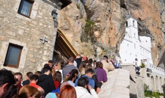 Sveti Vasilije daju snagu: Na hiljade vjernika pod Ostrogom