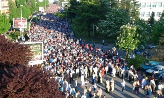 Rijeka ljudi na ulicama Nikšića u čast Svetog Vasilija Ostroškog