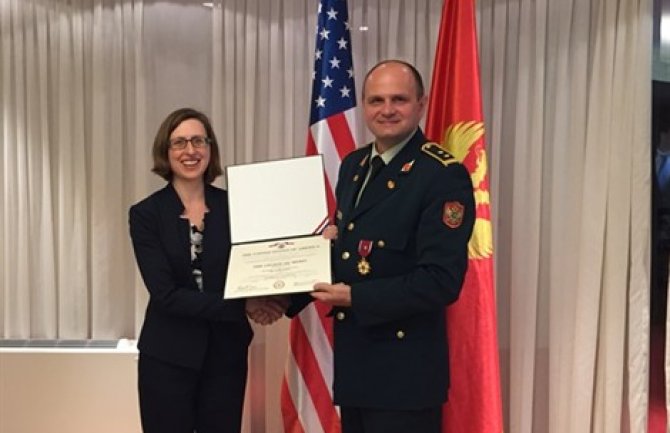 Potpukovnik Velibor Bakrač odlikovan Ordenom za zasluge od Trampa!