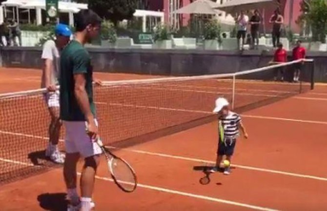 Stefan Đoković sa tatom igrao tenis (VIDEO)