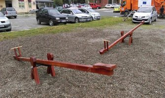 Dječije igralište u Mojkovcu uništeno nakon nekoliko dana od postavljanja mobilijara