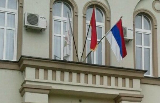 Berane: Srpska trobojka na opštinskim institucijama
