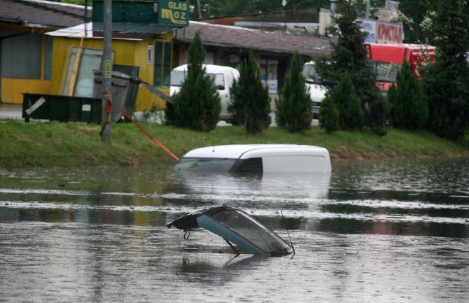 Nevrijeme u regionu: Automobili u Novom Sadu ostajali pod vodom(FOTO)