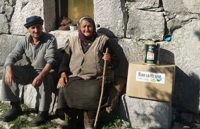 Danica i Čedo žive u kući pokrivenoj slamom bez struje i vode, svaka pomoć dobrodošla