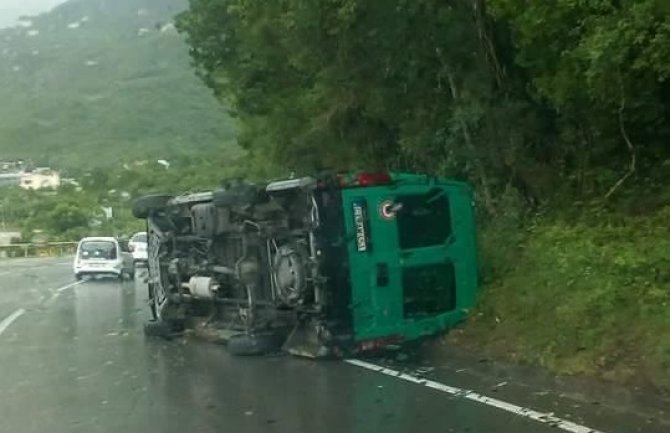 Prevrnuo se kamion, teško povrijeđen vozač