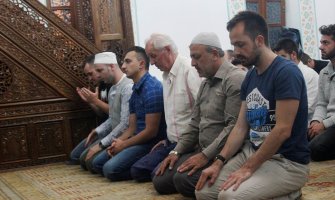 U džamijama širom Crne Gore klanjan prvi teravih-namaz