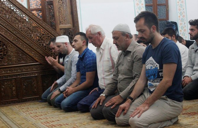 U džamijama širom Crne Gore klanjan prvi teravih-namaz