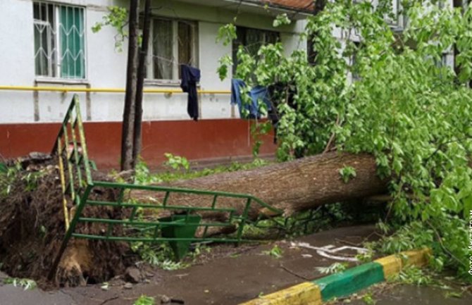 Snažna oluja pogodila Moskvu, poginulo najmanje 11 osoba (VIDEO)