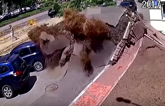 Eksplozija cijevi podigla ulicu u vazduh (VIDEO)