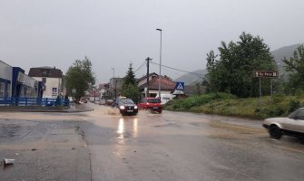  Nezapamćen pljusak i grmljavina u Bijelom Polju, poplavljene ulice, više odrona(FOTO)