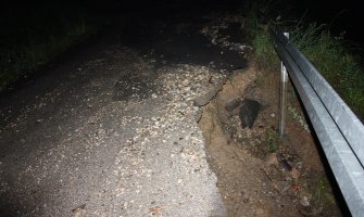 Bijelo Polje: Poplavljene kuće, voda odnijela asfalt(FOTO)