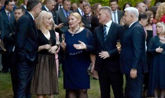 Filip i Svetlana Vujanović zarađuju više od Brajovića i Markovića